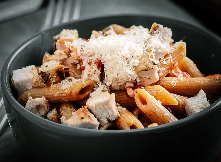 Das schmeckt Kindern: Penne mit Tomatensoße und Hühnchen