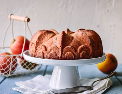 Schneller Apfelmuskuchen ist ideal wenn die Zeit knapp ist und der Hunger auf Kuchen groß. Hier findest Du ein einfaches Rezept. Absolut köstlich!