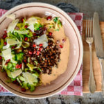 Stangensellerie-Fenchel-Salat mit Fenchel ist superschnell gemacht, mega gesund und ein echter Fatburner. Mit den Linsen hast Du direkt noch eine hochwertige Eiweissquelle und eine Handvoll komplexe Kohlehydrate