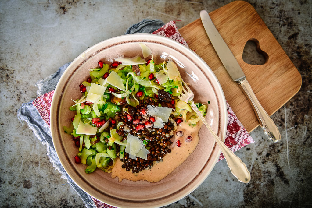 Stangensellerie-Fenchel-Salat mit Fenchel ist superschnell gemacht, mega gesund und ein echter Fatburner. Mit den Linsen hast Du direkt noch eine hochwertige Eiweissquelle und eine Handvoll komplexe Kohlehydrate
