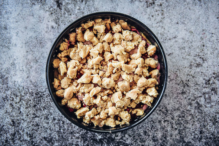 Schneller Kirschkuchen mit Marzipanstreuseln - Kochen macht glücklich