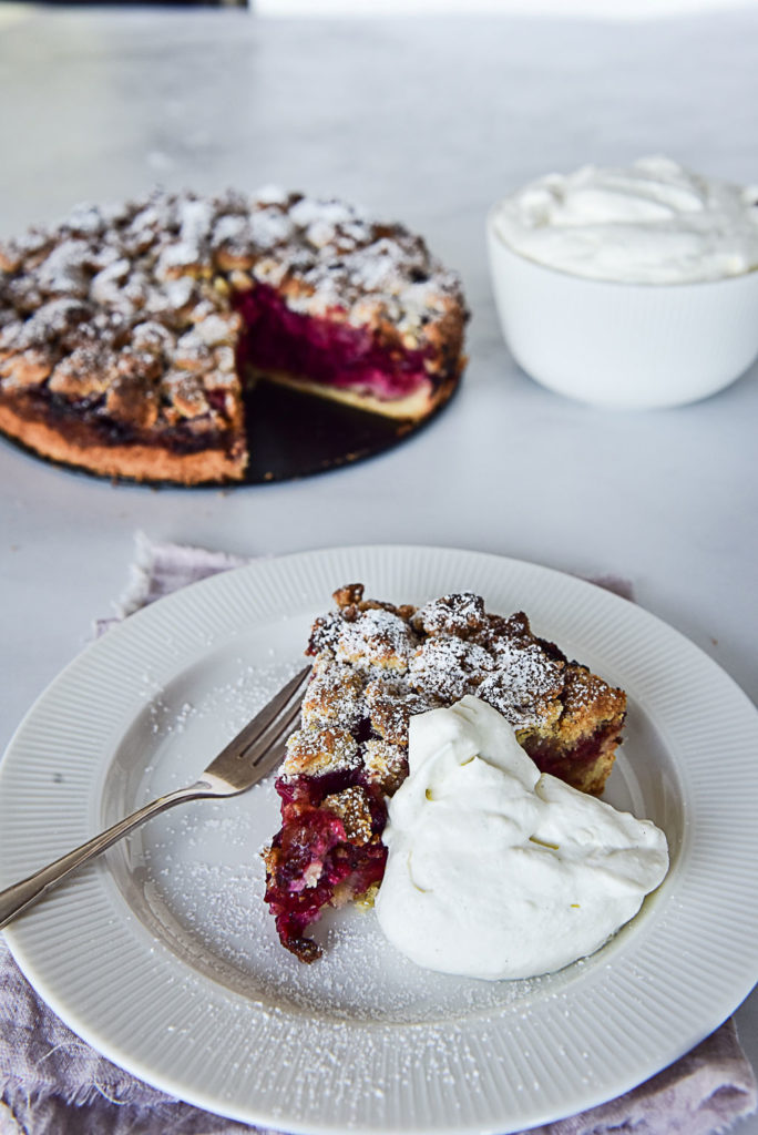 Schneller Kirschkuchen mit Marzipanstreuseln - Kochen macht glücklich