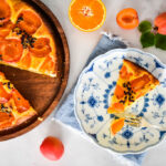Grießkuchen mit Joghurt und Maracuja-Aprikosen-Topping