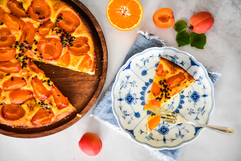 Grießkuchen mit Joghurt und Maracuja-Aprikosen-Topping