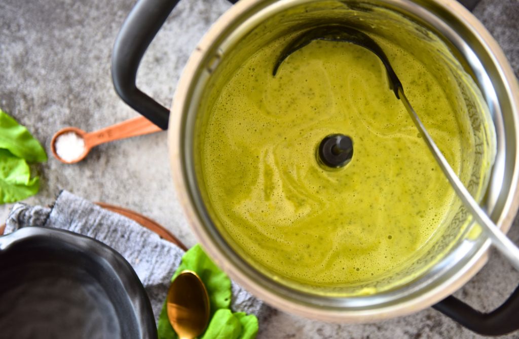 Sauerampfersuppe mit Kartoffeln im Cook processor